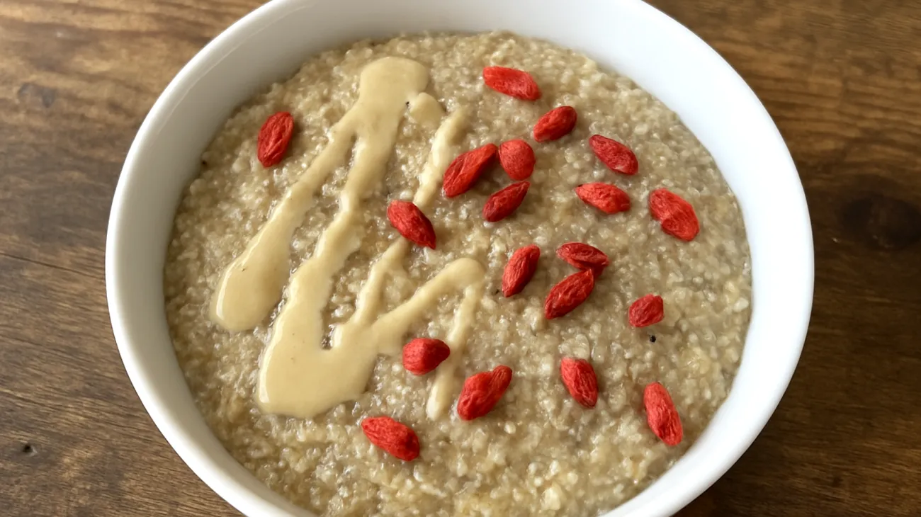 Amaranth-Porridge mit Tahini und Goji-Beeren"