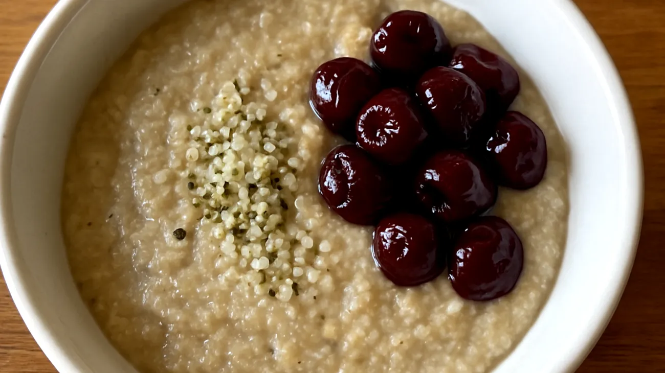 Amaranth-Quinoa-Porridge mit Hanfsamen und Sauerkirschen"