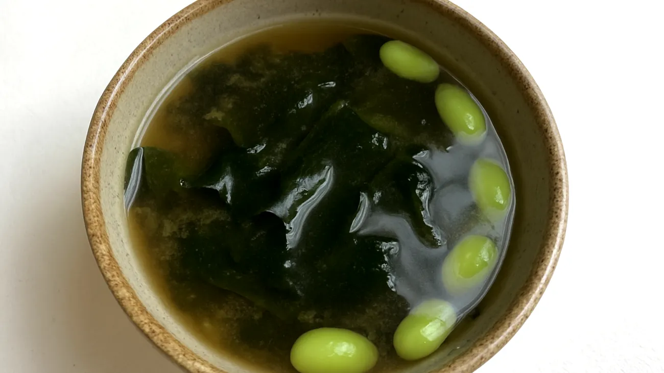 Miso-Suppe mit Wakame-Algen und Edamame"